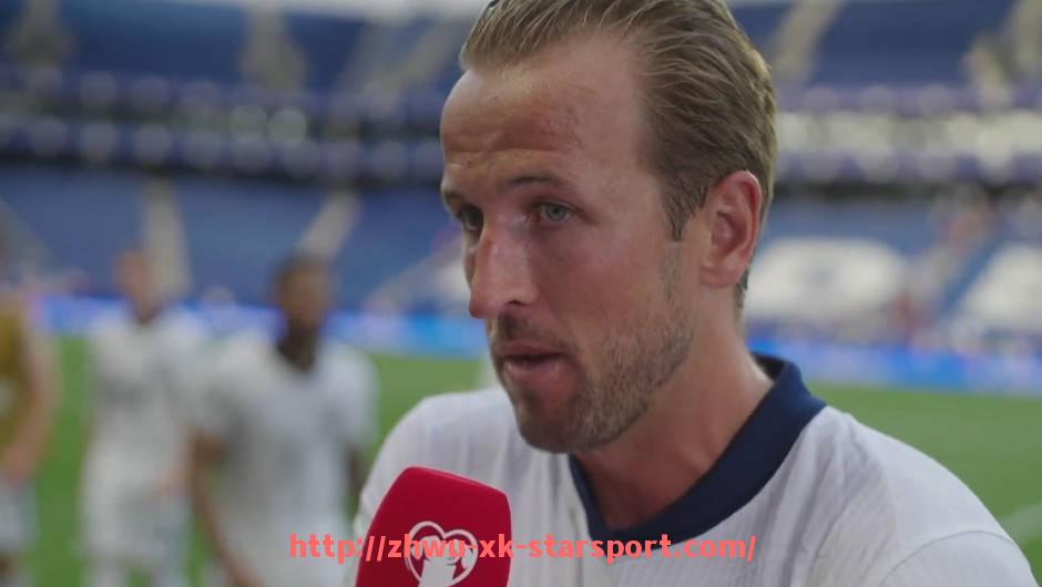 星空体育-英超名模身穿球衣展示及时尚点评